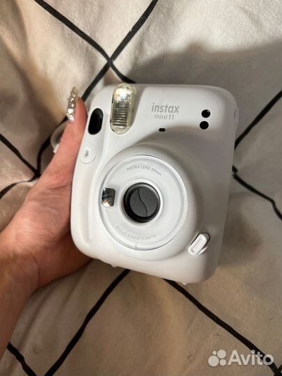 Плёночный фотоаппарат instax mini 11 на доставке