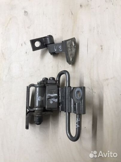 Петли задней левой двери Passat B7