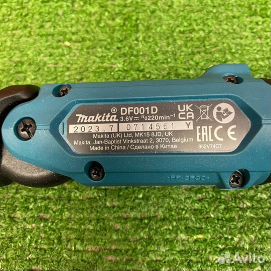 Аккумуляторная отвертка Makita DF001DW