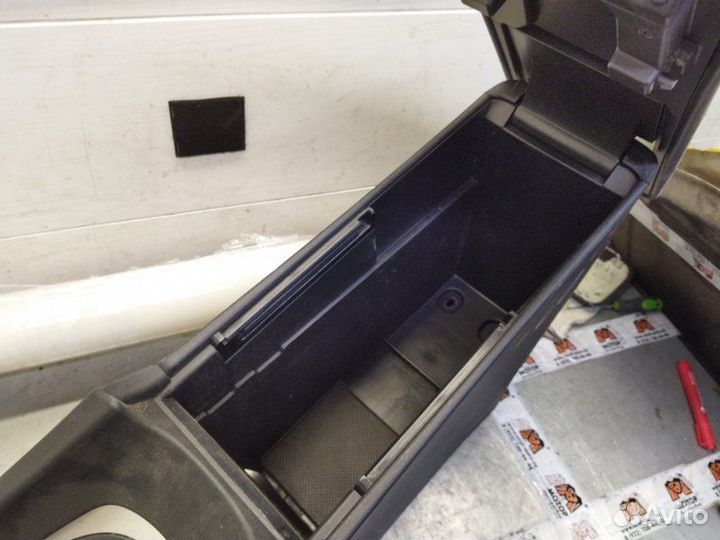 Консоль Toyota Avensis 3 седан 1.8 2ZR-FAE 2010