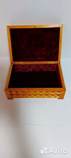 Деревянная шкатулка