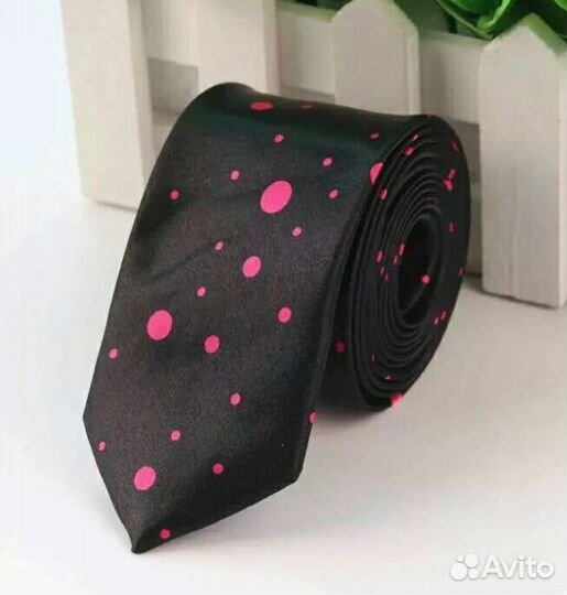 Галстук узкий, от 3-х к 5-ти см. Длина 147 см