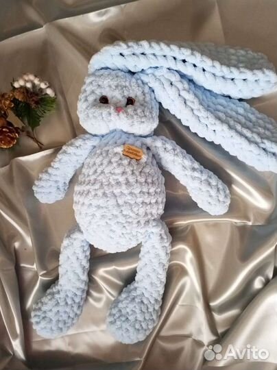 Большой плюшевый заяц