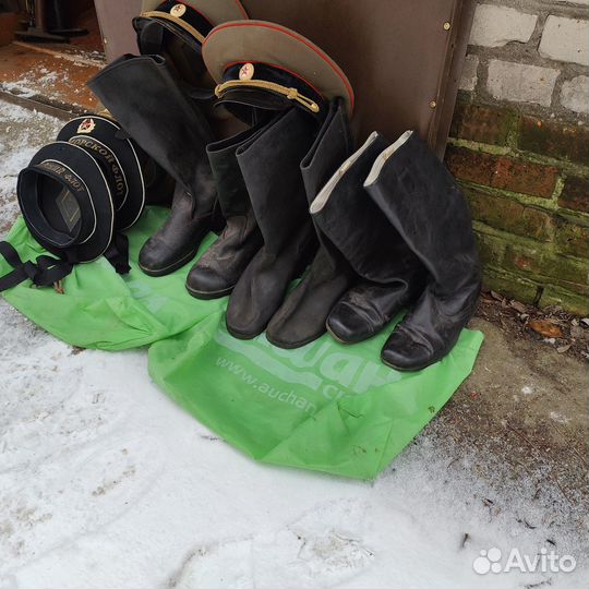 Сапоги хромовые офицерские и солдатские,фуражки