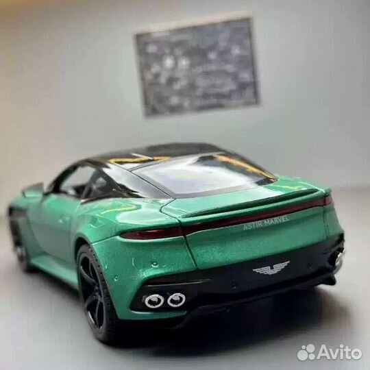 Модель автомобиля Aston Martin DBS 1/22