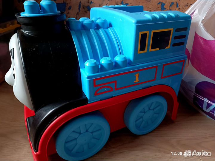 Mega bloks thomas паровоз-каталка + конструктор