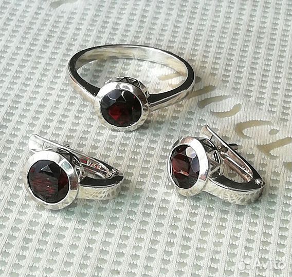 Серьги, кольцо разм.19,0 серебро гранат С302