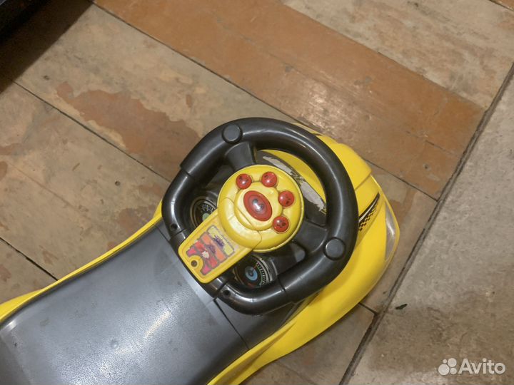 Машинка каталка с ручкой