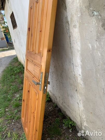 Дверь входная деревянная