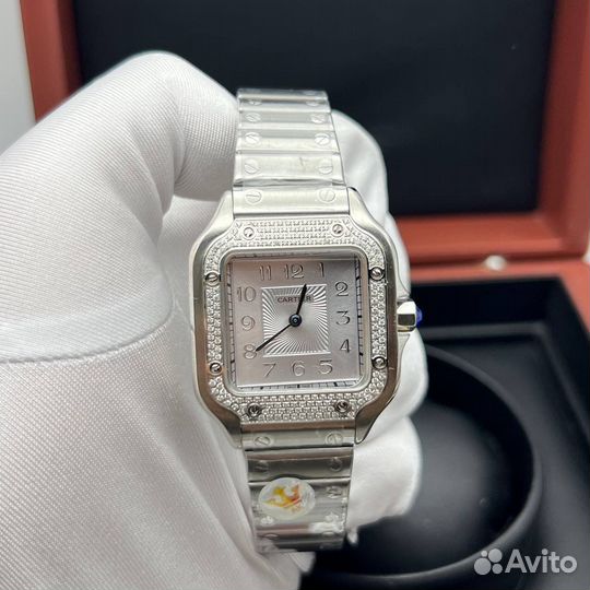 Женские красивые часы Cartier