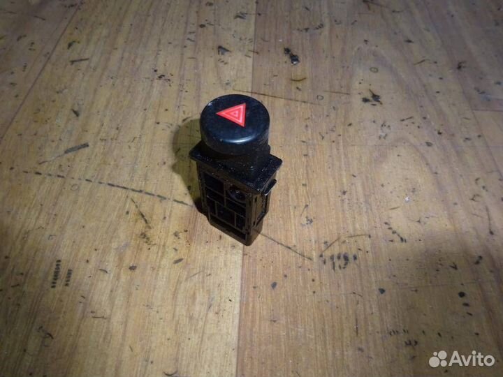 Кнопка аварийной сигнализации Hyundai Solaris 201