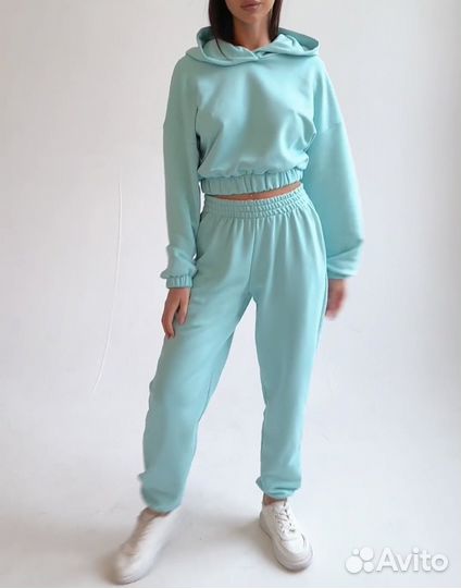 Спортивный костюм с укороченным верхом