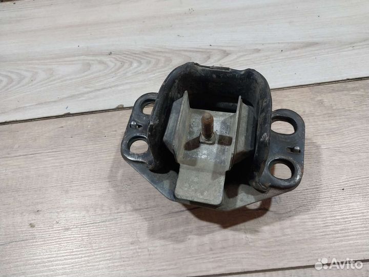 Опора двигателя Renault Symbol 2 правая 1.4 K4J