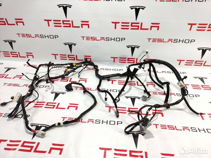 Электропроводка центральной панели Tesla Model Y