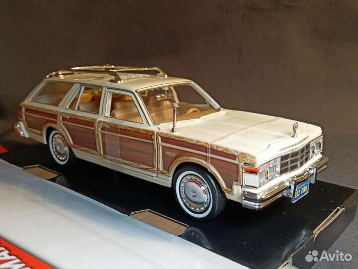 Модель Chrysler LeBaron Town&Country Motormax 1:24