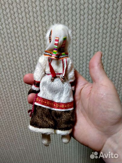 Фарфоровая кукла в национальном костюме