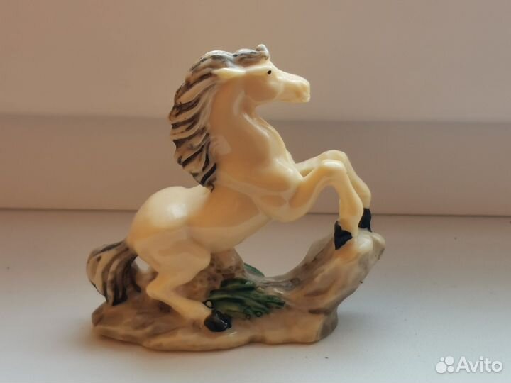 Статуэтка лошадь