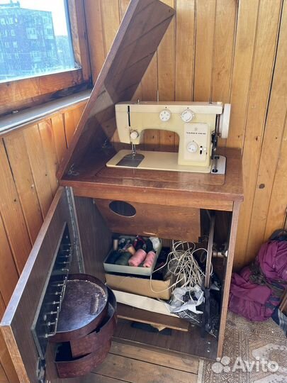 Швейная машина Чайка 142м
