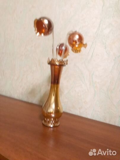 Цветы из цветного стекла в вазе