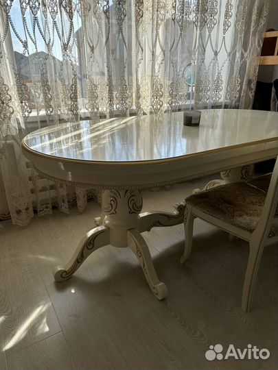 Стол со стульями