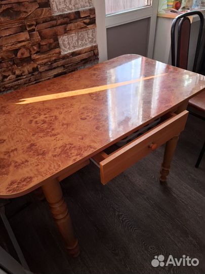 Кухонный стол и стулья