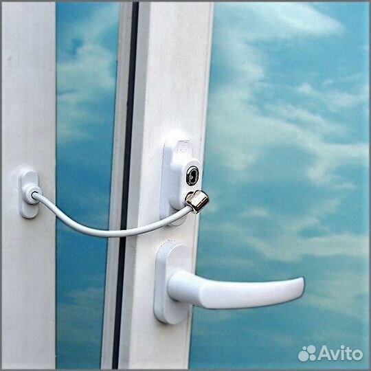 Детский замок с тросиком на окно