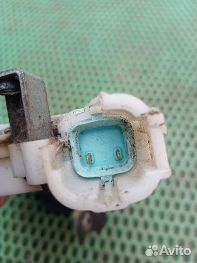 Замок двери задний правый Nissan Primera