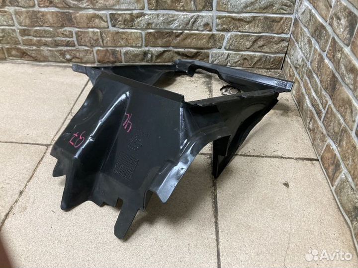 Кронштейн интеркулера передний правый Audi Q7 4L