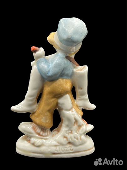 Статуэтка фарфор германия мальчик с сапогами