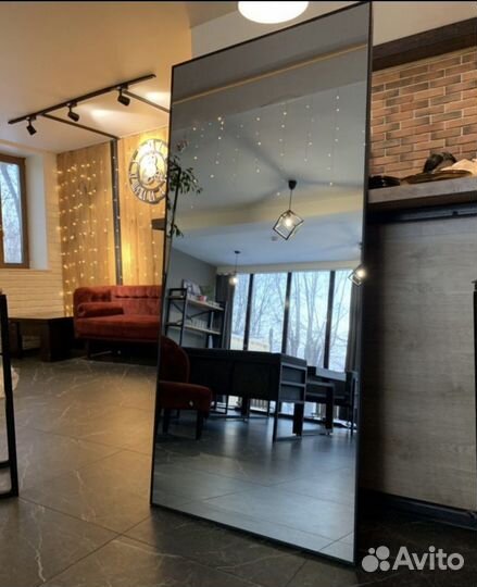 Дизайнерское зеркало в тонкой алюминиевой рамке