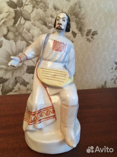 Статуэтка фарфор