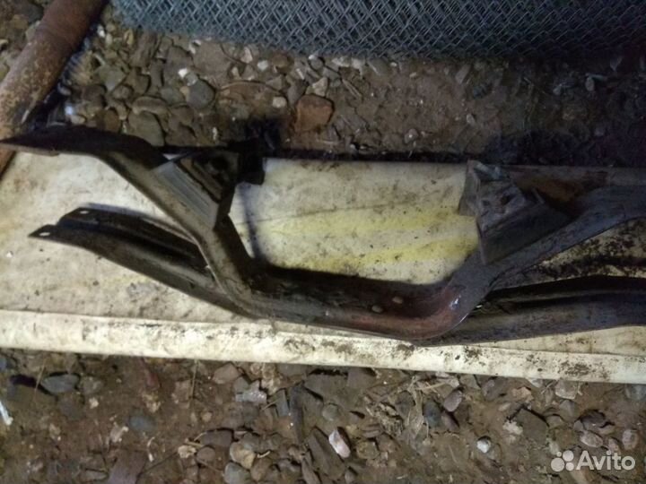 Траверса двигателя 405