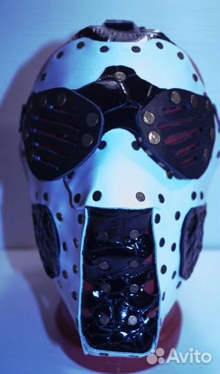 Кожаная маска на заклёпках