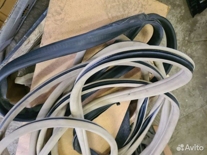 Уплотнительная резинка боковой двери Mercedes-Benz