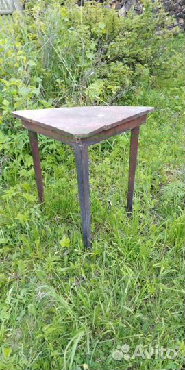 Стол маленький. Столик