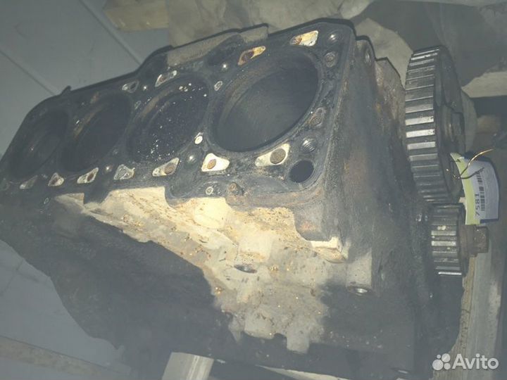 Двигатель Блок двигателя низ мотора 1.6 Aek Passat