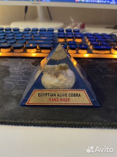 Статуэтка змея в треугольнике с египта