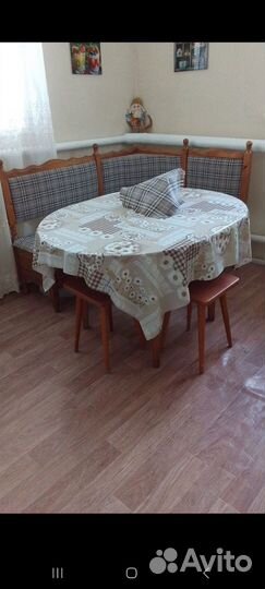 Кухонный стол и мягкий уголок