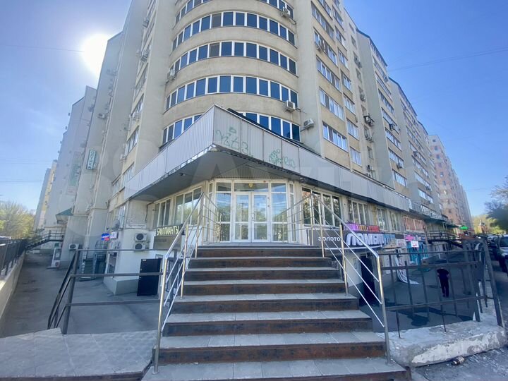 Помещение с ремонтом на первом этаже жилого дома