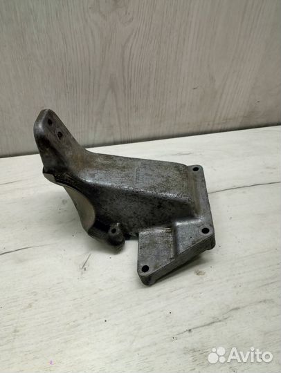 Кронштейн двигателя правый Volvo 960 Вольво 960