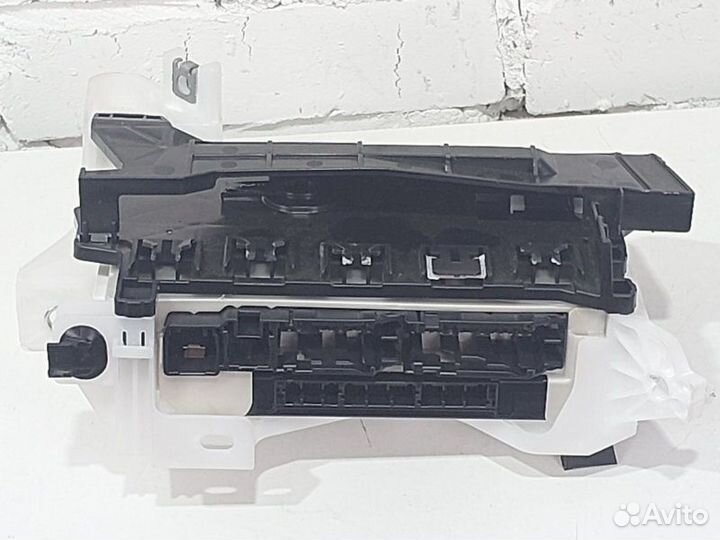 Блок предохранителей салонный Toyota Rav4 XA50