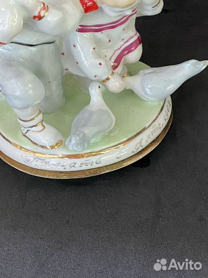 Статуэтка Дети кормят голубей