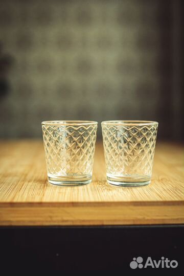 Разные стеклянные стаканы, бокалы и рюмки