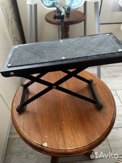 Подножка для игры на гитаре