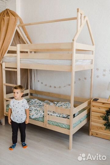 Кровать двухьярусная из массива