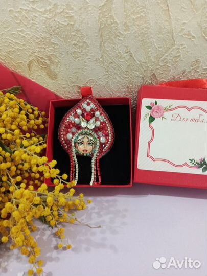 Брошь ручной работы из бисера