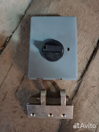 Замок дверной накладной