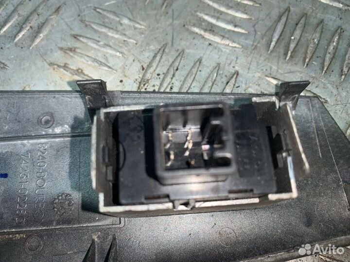 Кнопка стеклоподъемника переднего правого Toyota