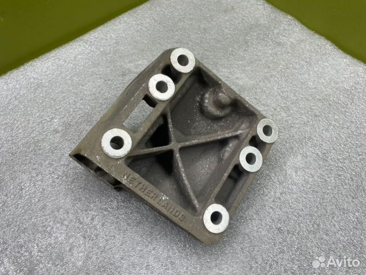 Кронштейн двигателя правый Porsche Cayenne 955