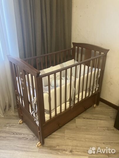 Детская кроватка с маятником и ящиком